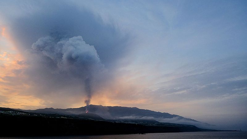 La lava invade el mar y provoca gases que no son peligrosos