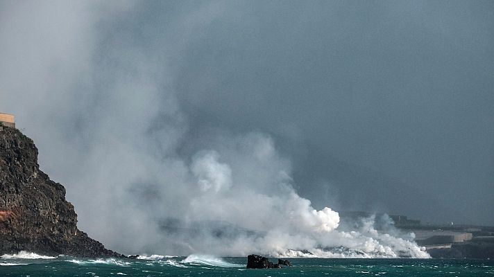 La lava forma una 'isla baja' de entre 5 y 10 hectáreas en el mar