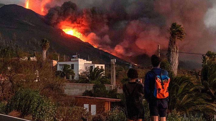 Las autoridades piden extremar las precauciones a los vecinos de La Palma por la emisión de gases del volcán