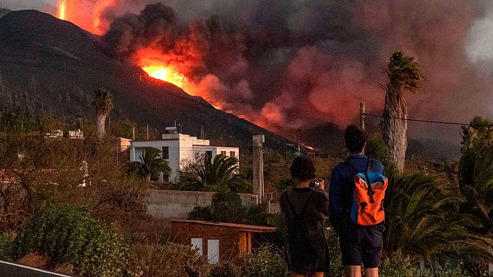 Telediario 2 - Las autoridades piden extremar las precauciones a los vecinos de La Palma por la emisión de gases del volcán