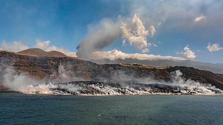 La isla de lava creada por el volcán en el mar crece más rápido de lo previsto
