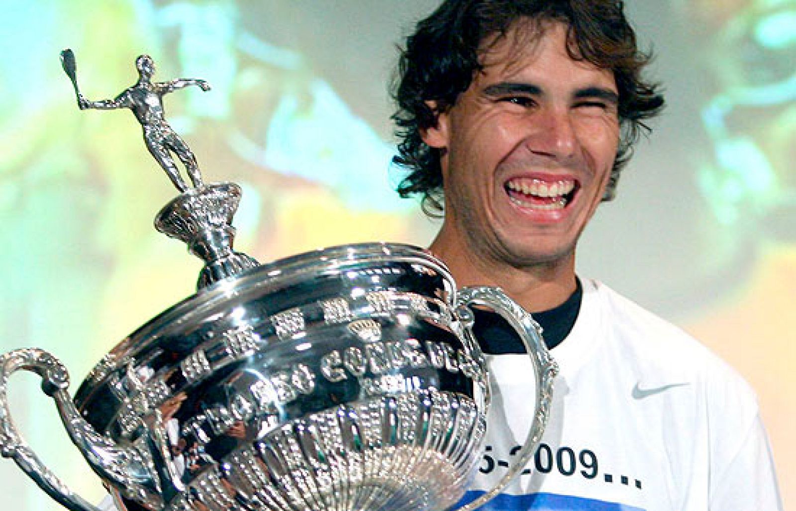 Nadal ha recibido una réplica a tamaño real del Trofeo Conde Godó. Es el único tenista que lo ha ganado en cinco ocasiones.