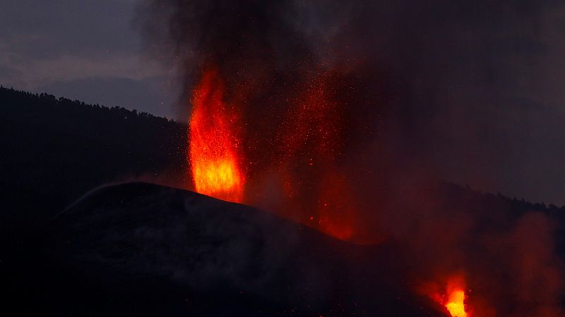 Una explosión en el cono principal del volcán de La Palma sorprende a tres vulcanólogos