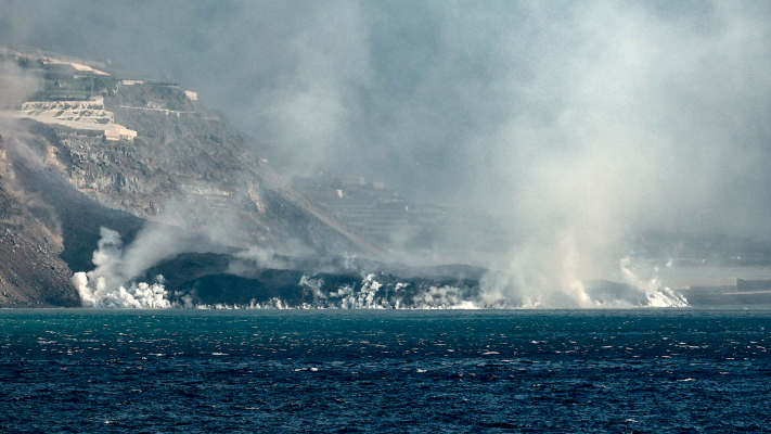 La erupción del volcán sepulta el sector pesquero de Tazacorte