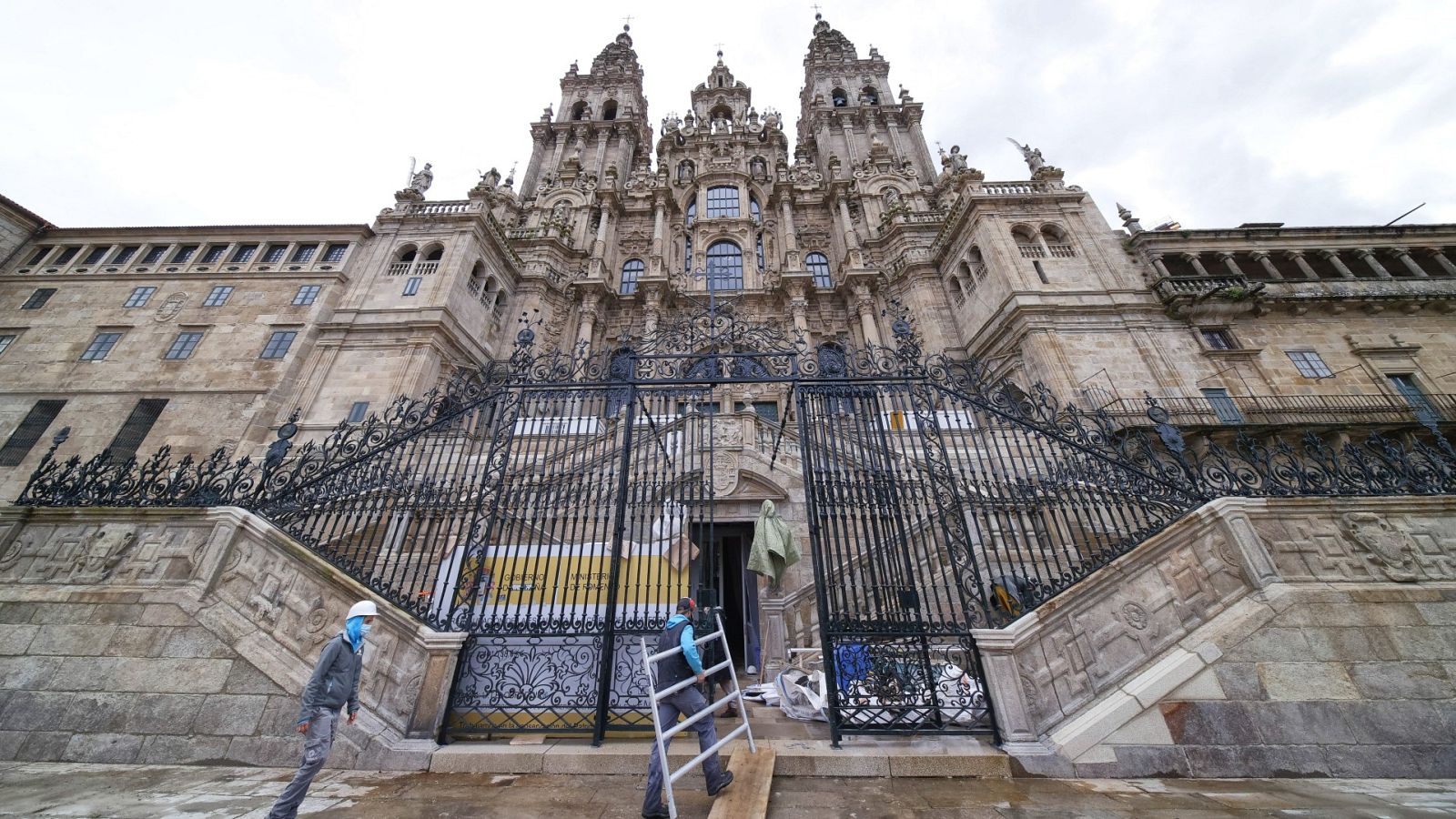 Las obras de la Catedral de Santiago descubren restos del coro pétreo del Mestre Mateo entre una treintena de piezas