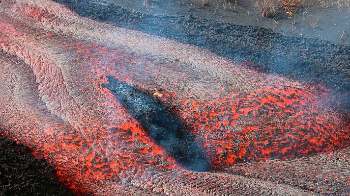 La última colada toma contacto con la primera que emergió del volcán