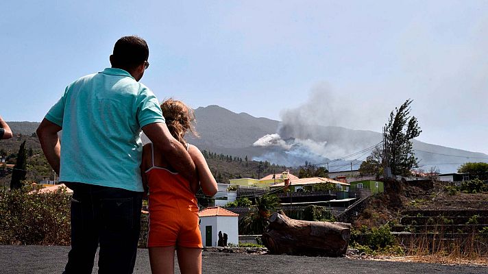 Telediario Fin de Semana - Los vecinos de La Palma reciben ayuda entre la incertidumbre