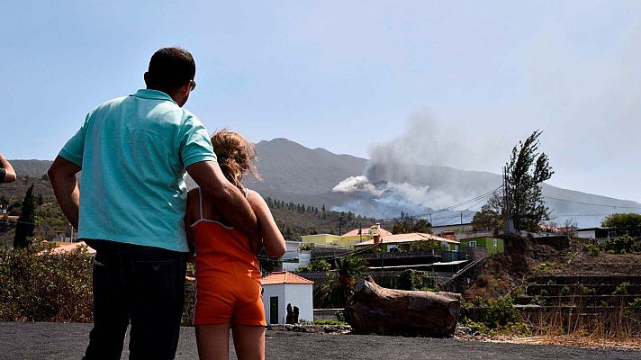 Los vecinos de La Palma reciben ayuda entre la incertidumbre