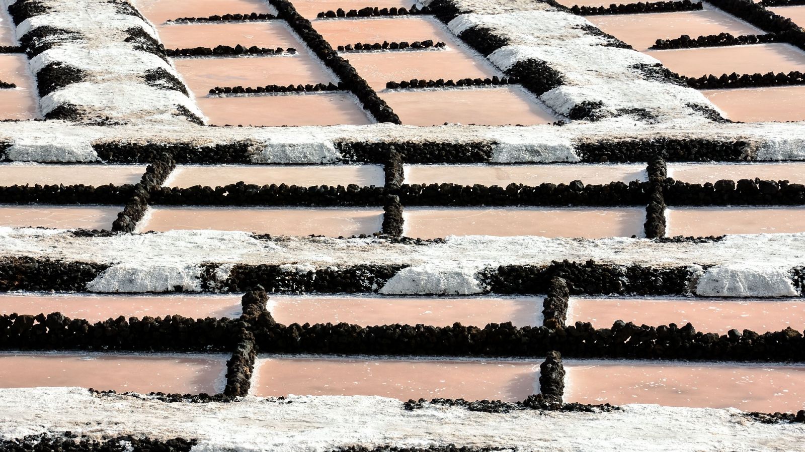 Las salinas de Fuencaliente pierden el 30% de su cosecha