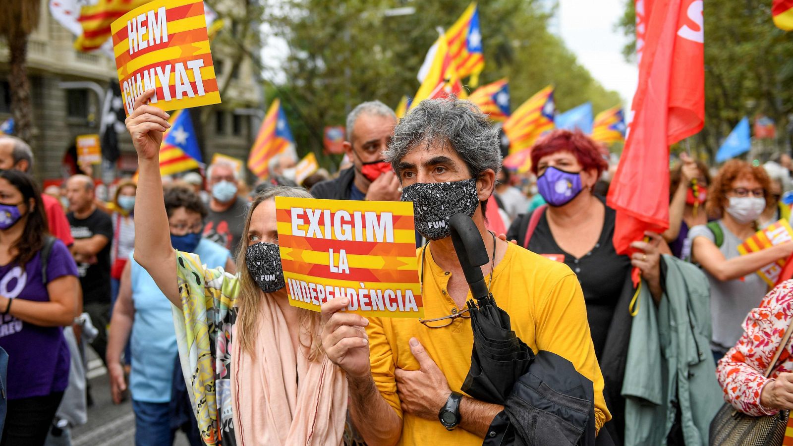 Noticias 24h: Manifestación independentista por el 1-O en Barcelona en vísperas de la declaración de Puigdemont | RTVE Play