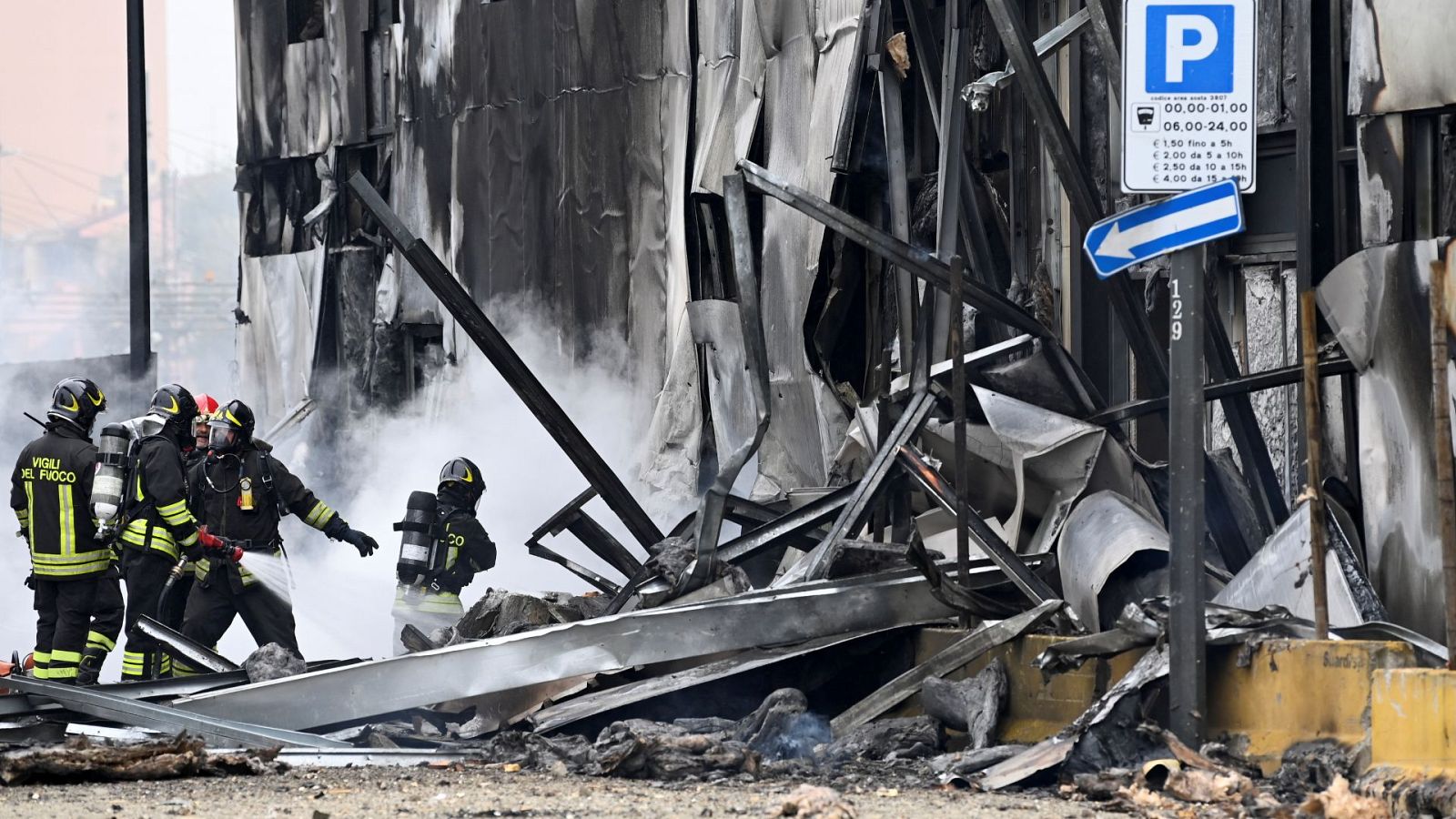 Mueren ocho personas al estrellarse un avión contra un edificio cerca de Milán - Informativo 24h | Ver
