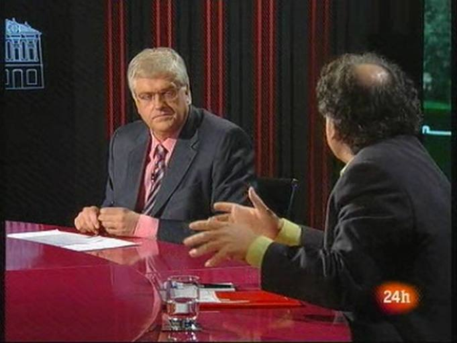 La llei d'acolliment d'immigrants a l'Aquí Parlem