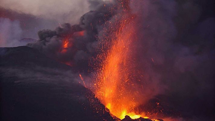 El cono del volcán de La Palma se derrumba parcialmente