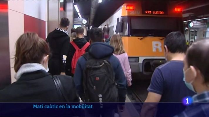 L'Informatiu - Tercer dia de vaga dels maquinistes de Renfe que ha causat cancel·lacions de fins al 40% del servei