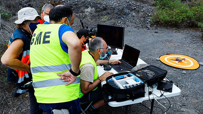 Los drones, la herramienta fundamental que ayuda a monitorizar el volcán minuto a minuto desde el aire