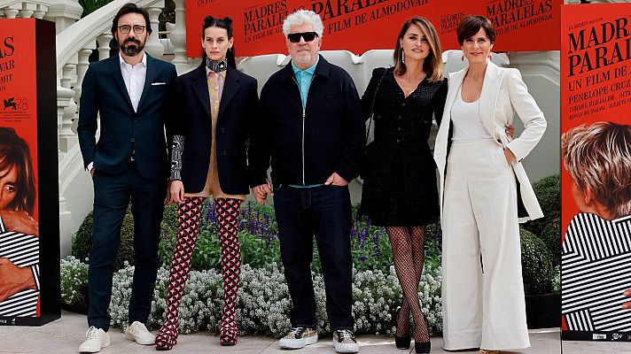 Telediario 1 - Pedro Almodóvar y sus 'Madres paralelas' presentan la película en Madrid