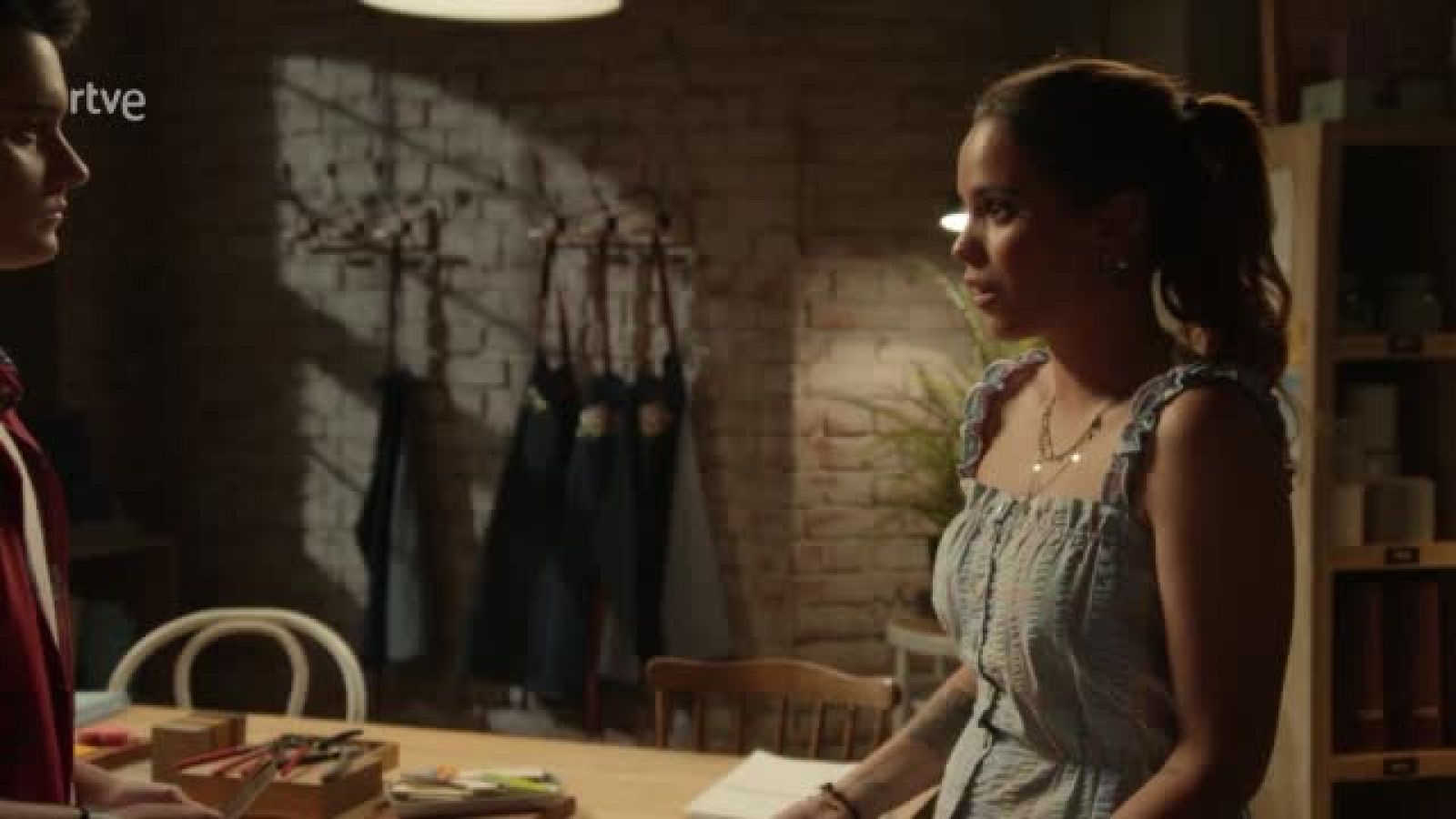 Dos Vidas: Cloe se entera de que Dani es un chico trans - Dos vidas | Ver