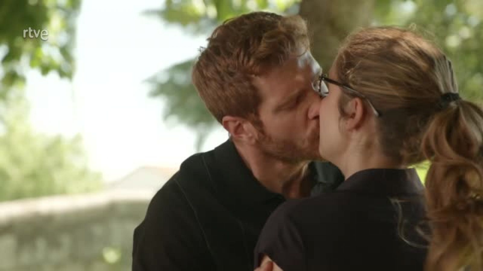 Dos Vidas: Leo y Julia se besan en Robledillo - Dos vidas | Ver