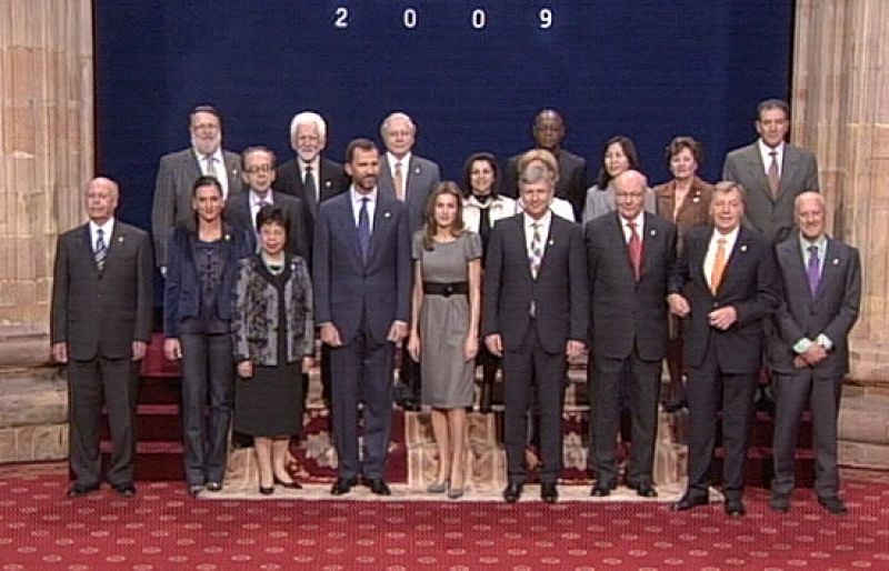 Don felipe y doña letizia reciben a los galardonados con los premios principe de asturias 2009