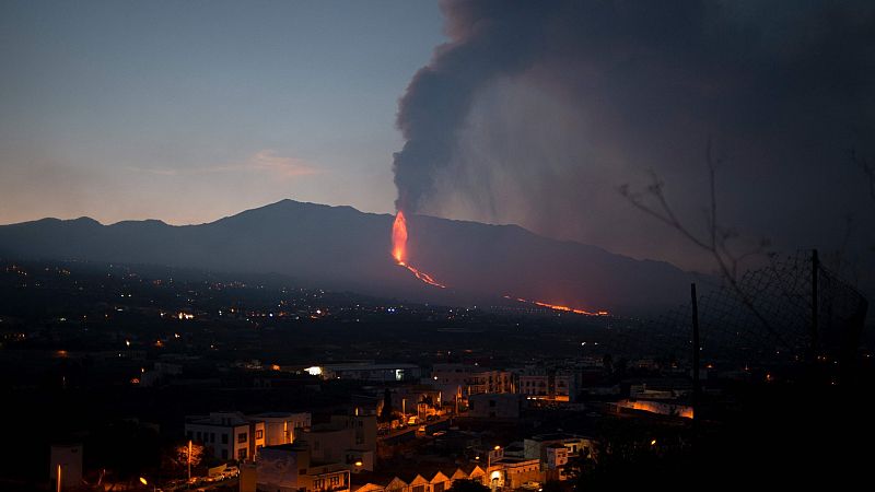 Los científicos vigilan las coladas del volcán que de momento siguen su curso hacia el mar