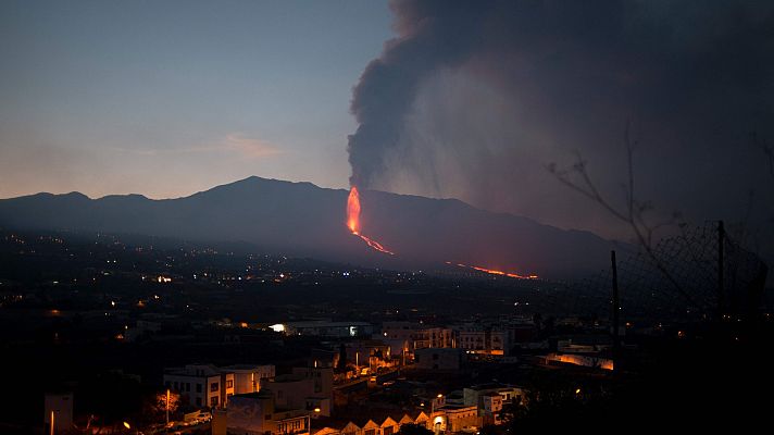 Los científicos vigilan las coladas del volcán de La Palma que de momento siguen su curso hacia el mar