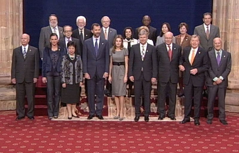 Recepción oficial de Don Felipe y Doña Letizia a los galardonados en los Príncipe de Asturias 2009 - Premios Princesa de Asturias | Ver