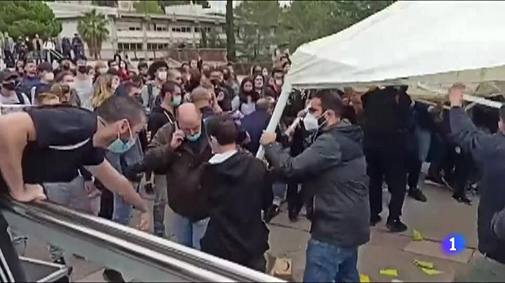 L'Informatiu - Un grup de joves destrossa la carpa del col·lectiu "S'ha Acabat" instal·lada a la UAB
