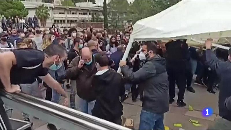 Un grup de joves destrossa la carpa del col·lectiu "S'ha Acabat" instal·lada a la UAB