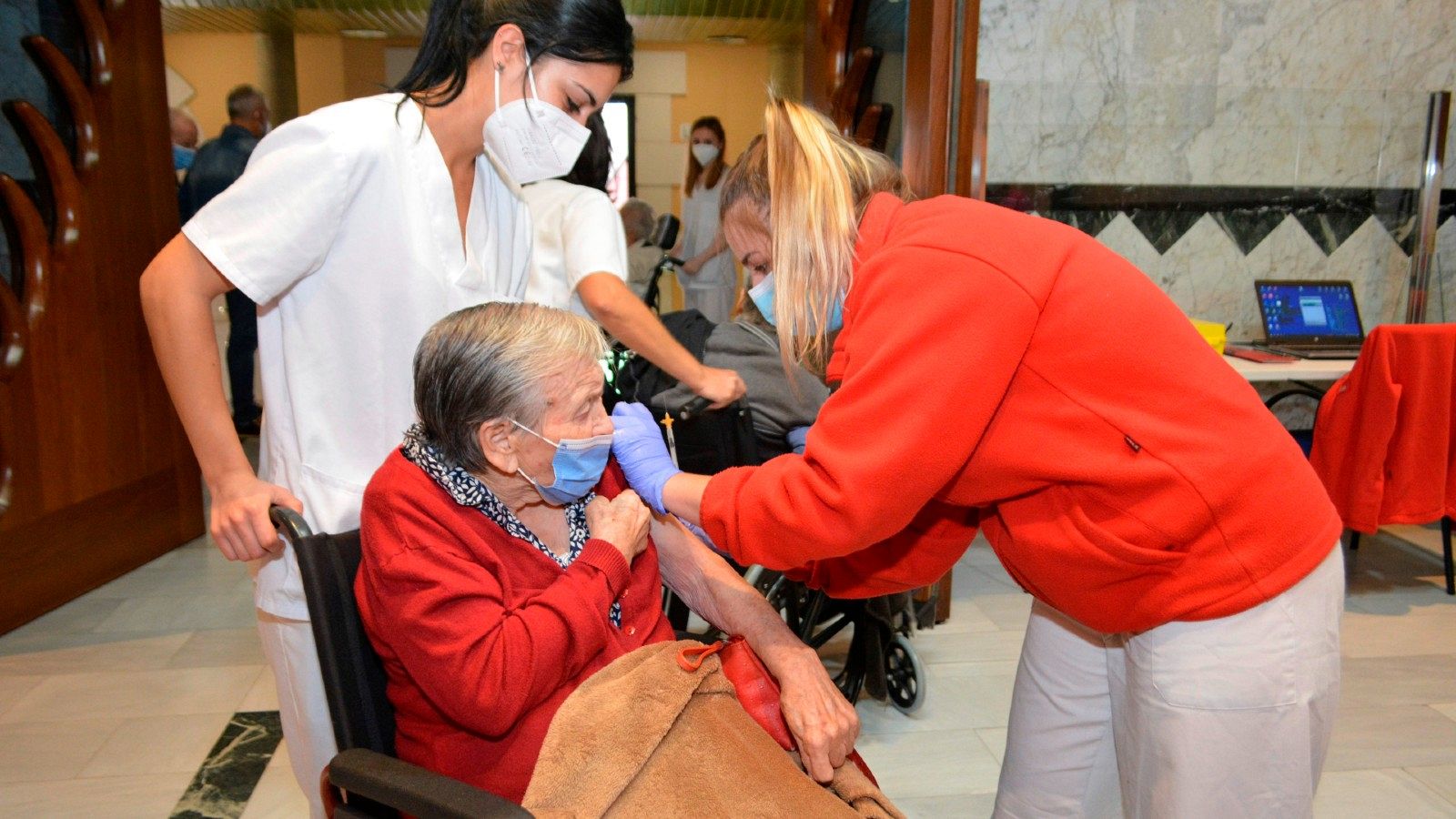 Vacunas COVID: aprobada la tercera dosis para mayores