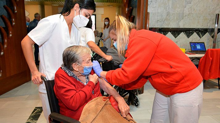 Sanidad y las CC.AA. aprueban la terecera dosis para mayores