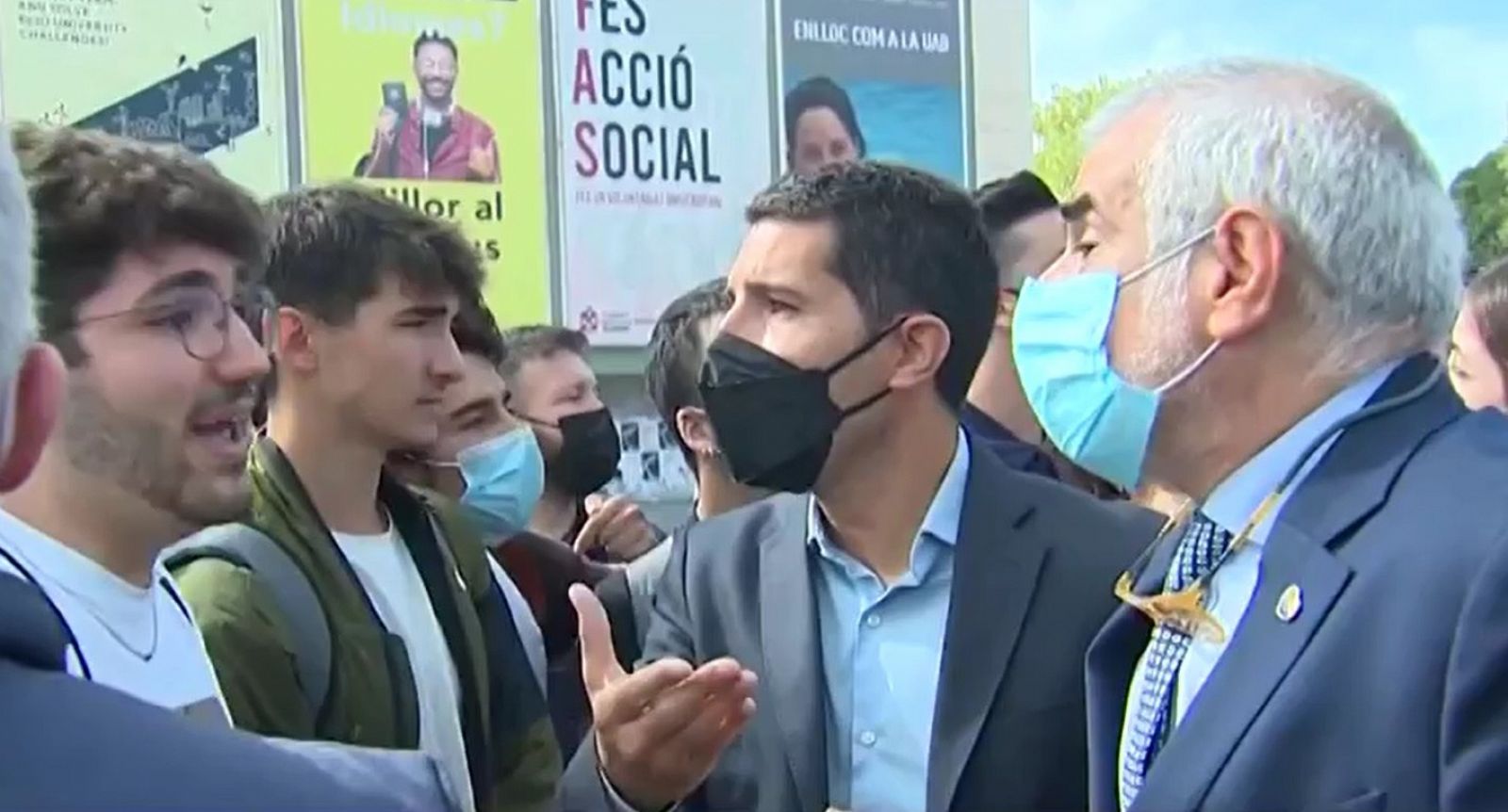 Jóvenes rompen la carpa de una entidad constitucionalista en la UAB