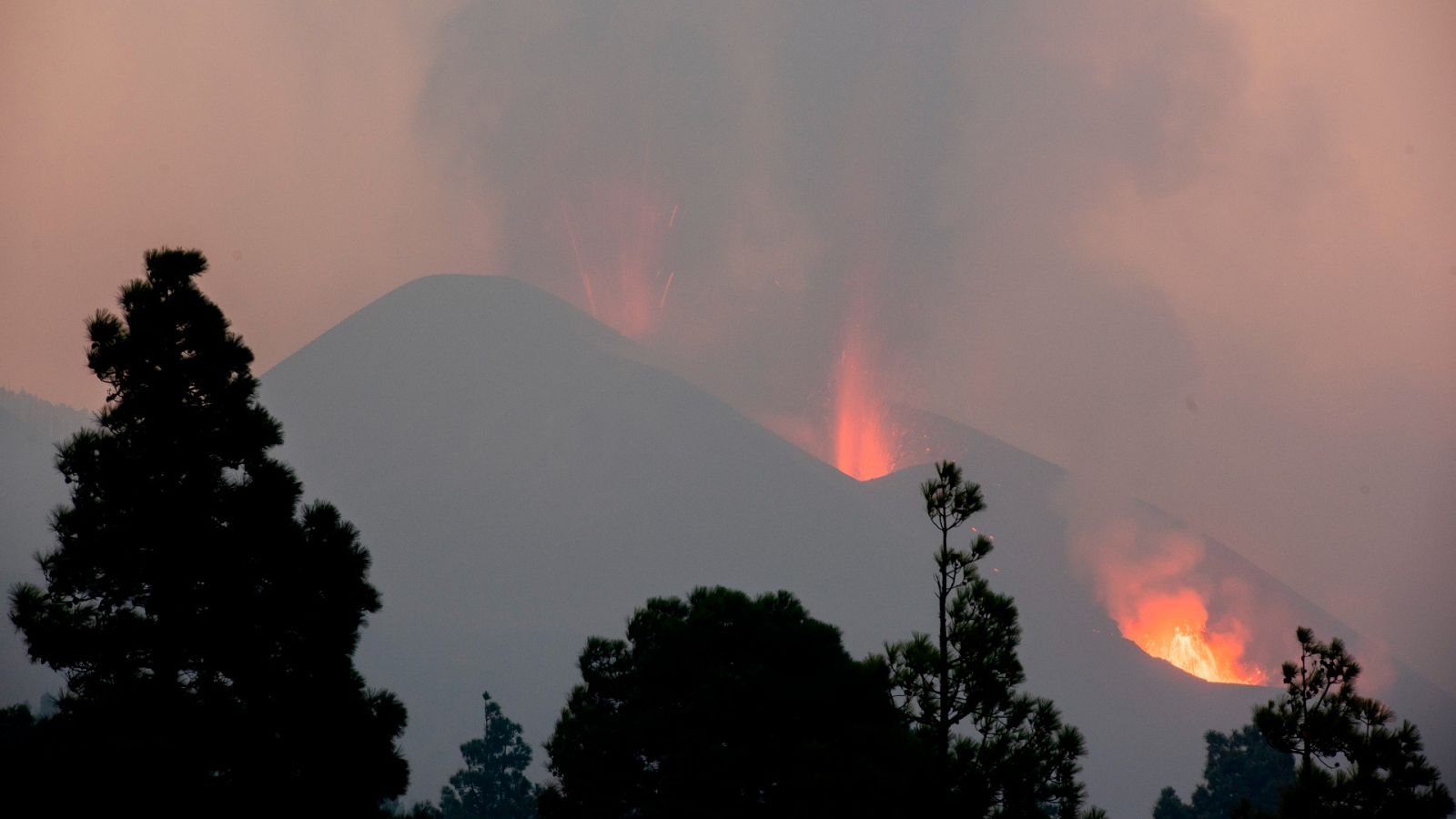 La lava del volcán de La Palma se bifurca cerca de la costa