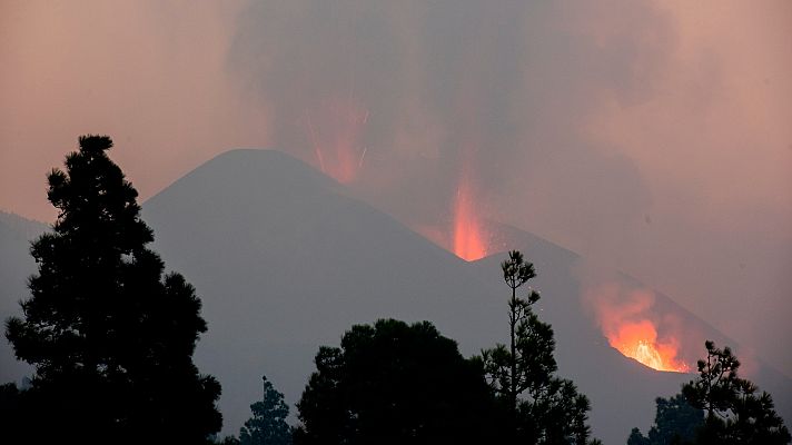 Telediario 2 - La lava del volcán de La Palma se bifurca cerca de la costa y ocupa 9 hectáreas más