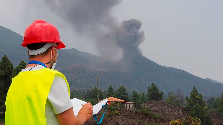 Telediario 1 - Guantes de herrador, máscaras o ropa orgánica: la equipación de los vulcanólogos