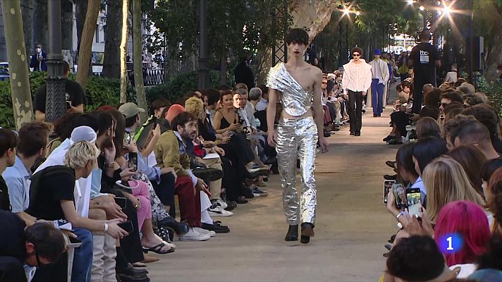 Telediario 1 - El Paseo del Prado se convierte en un patio cordobés para la nueva colección de Palomo Spain