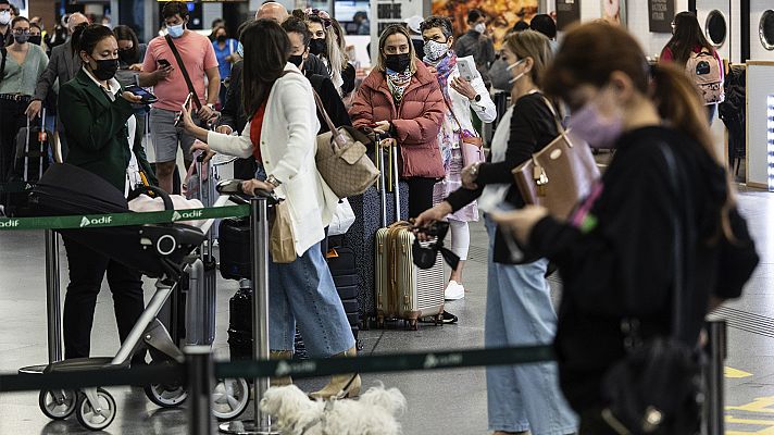 Millones de personas deciden viajar en el puente del Pilar