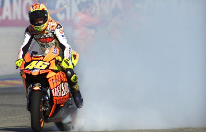 Valentino Rossi se proclamó campeón de la categoría reina por tercera vez en 2003. 