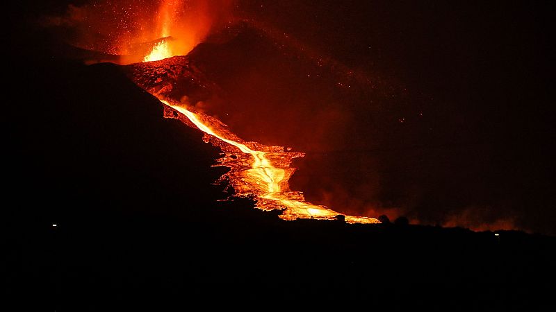 La cara norte del volcán se derrumba de forma parcial y la lava arrasa nuevas construcciones | Ver