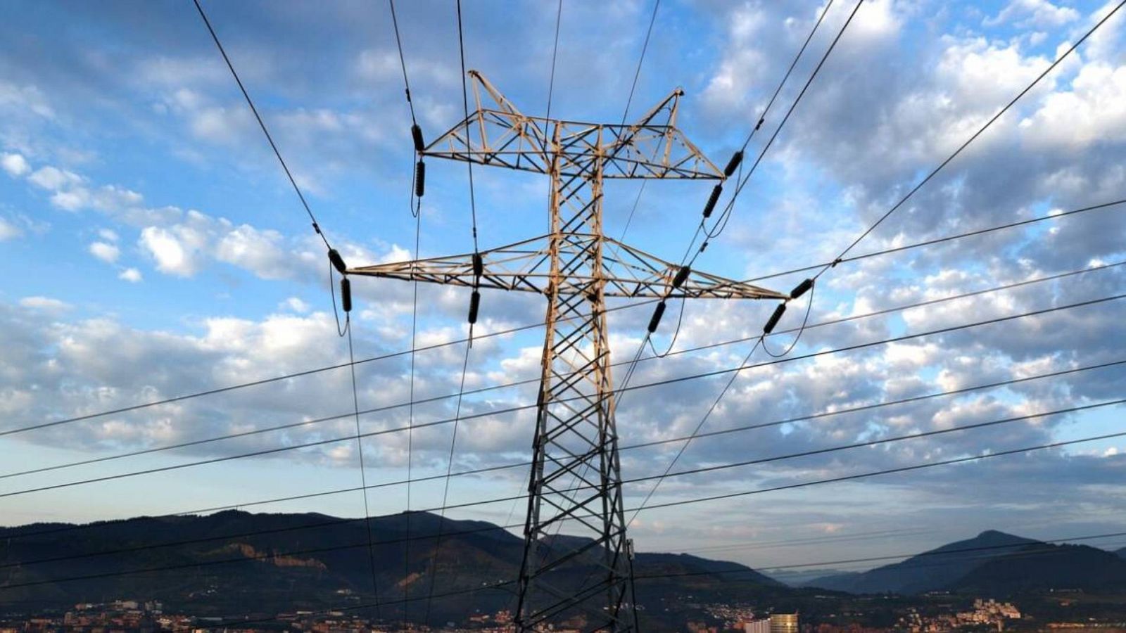 El precio de la luz baja pero será el domingo más caro de la historia - RTVE.es