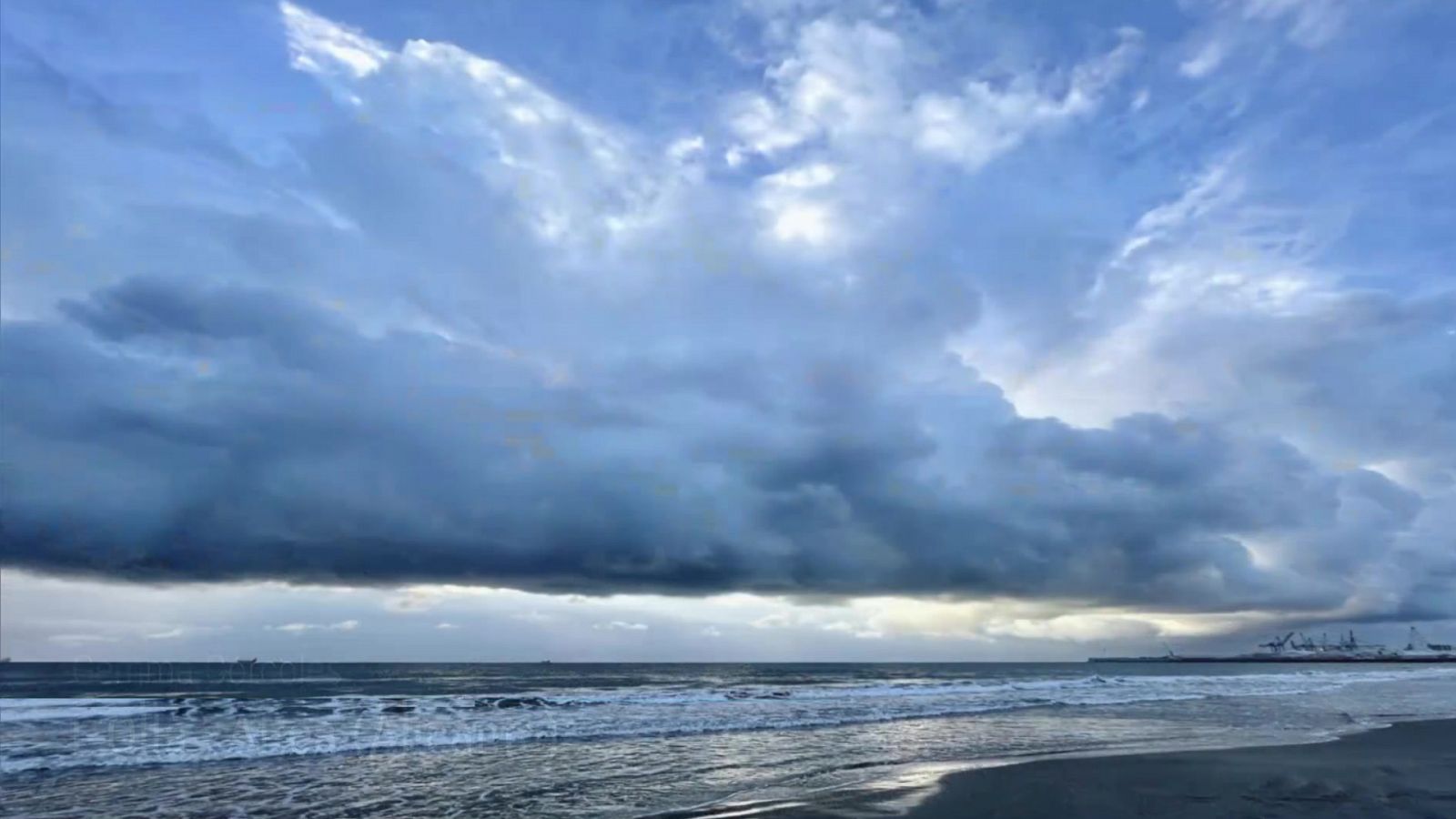No se descarta algún chubasco localmente fuerte en el litoral de Castellón y Tarragona - ver ahora