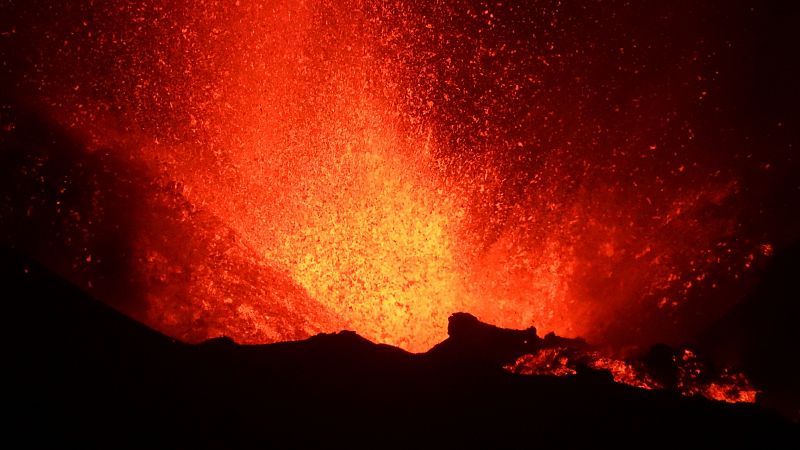 La lava avanza a gran velocidad y destruye las construcciones que quedaban al norte de Todoque