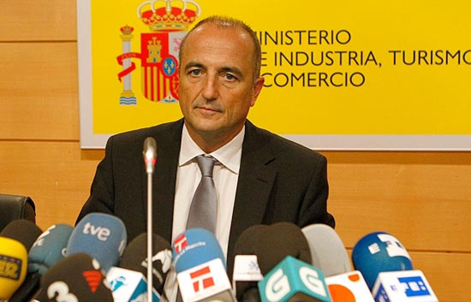 El Plan 2000E de ayuda para la compra de vehículosse ampliará para lo que queda de este año y para todo 2010, según ha informado este sábado en rueda de prensa el ministro de Industria, Turismo y Comercio, Miguel Sebastián. 