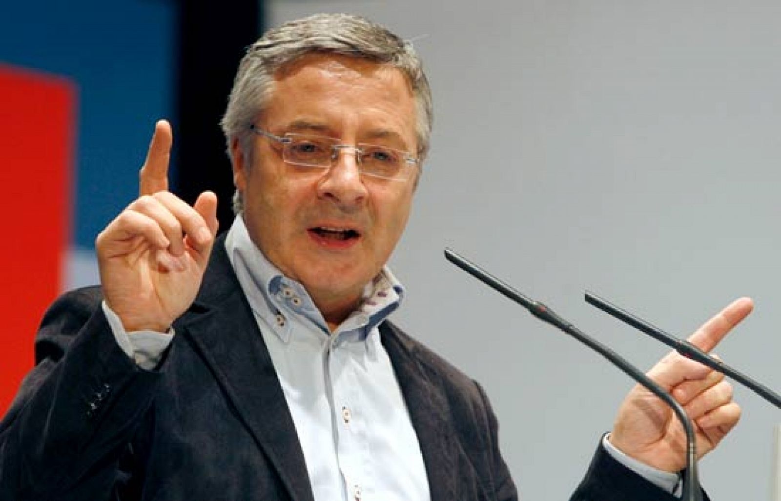 El vicesecretario general del PSOE y ministro de Fomento, José Blanco, ha valorado los datos de la Encuestas de Población Activa (EPA) del tercer trimestre y la disminución del número de parados.