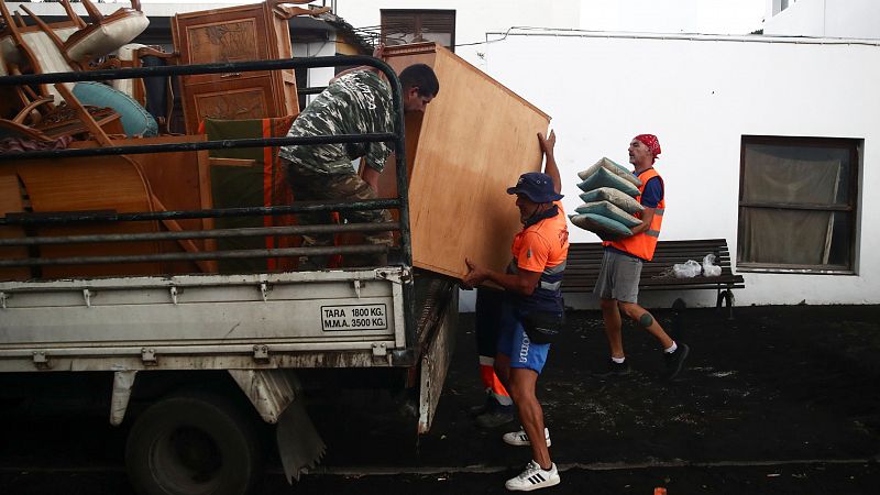 Evacúan a otras 800 personas en La Palma ante el avance de la lava