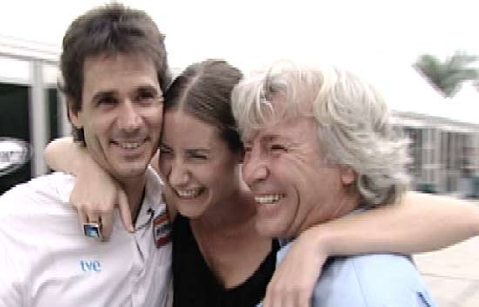 Ángel Nieto le gasta una broma a Álex Crivillé en el décimo aniversario de su Mundial de 500cc.