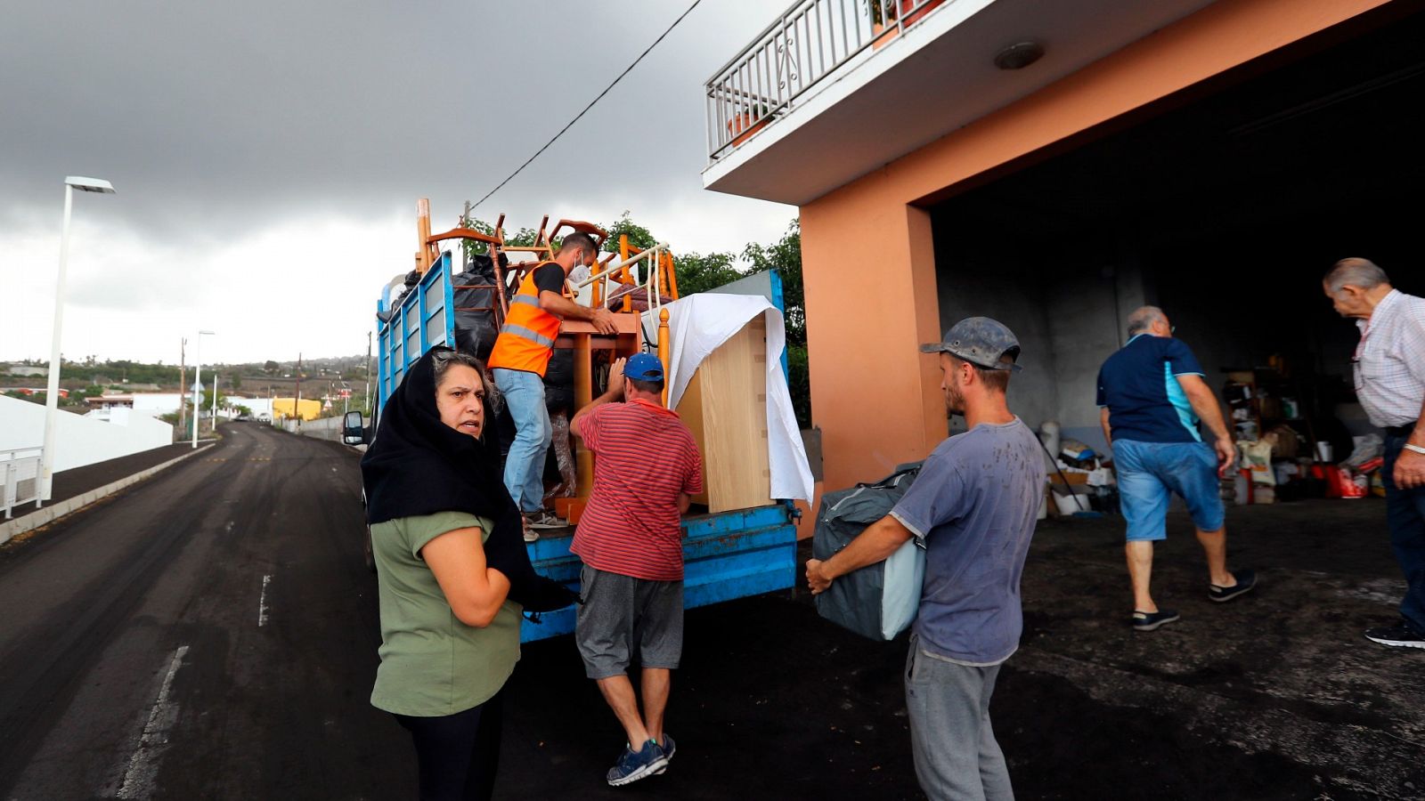800 vecinos de La Palma abandonan el barrio de La Laguna ante el avance de la lava
