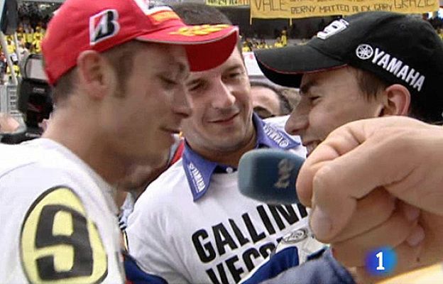  - Abrazo entre compañeros