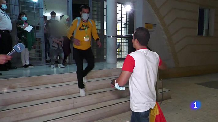 Telediario 1 - Varias familias afganas consiguen reencontrarse tras las evacuaciones de refugiados a España desde Pakistán