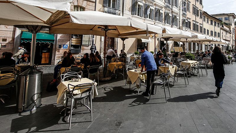 De apoyo temporal a la hostelería a problema de convivencia vecinal: el dilema de qué hacer con las 'terrazas covid'