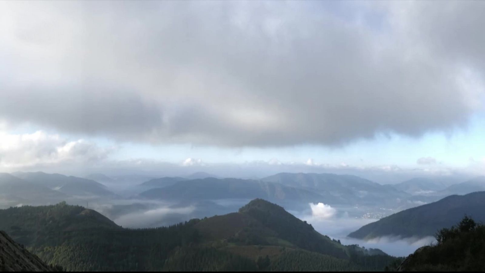 En casi todo el país se espera tiempo anticiclónico, seco y estable, con predominio de cielos poco nubosos o despejados - ver ahora